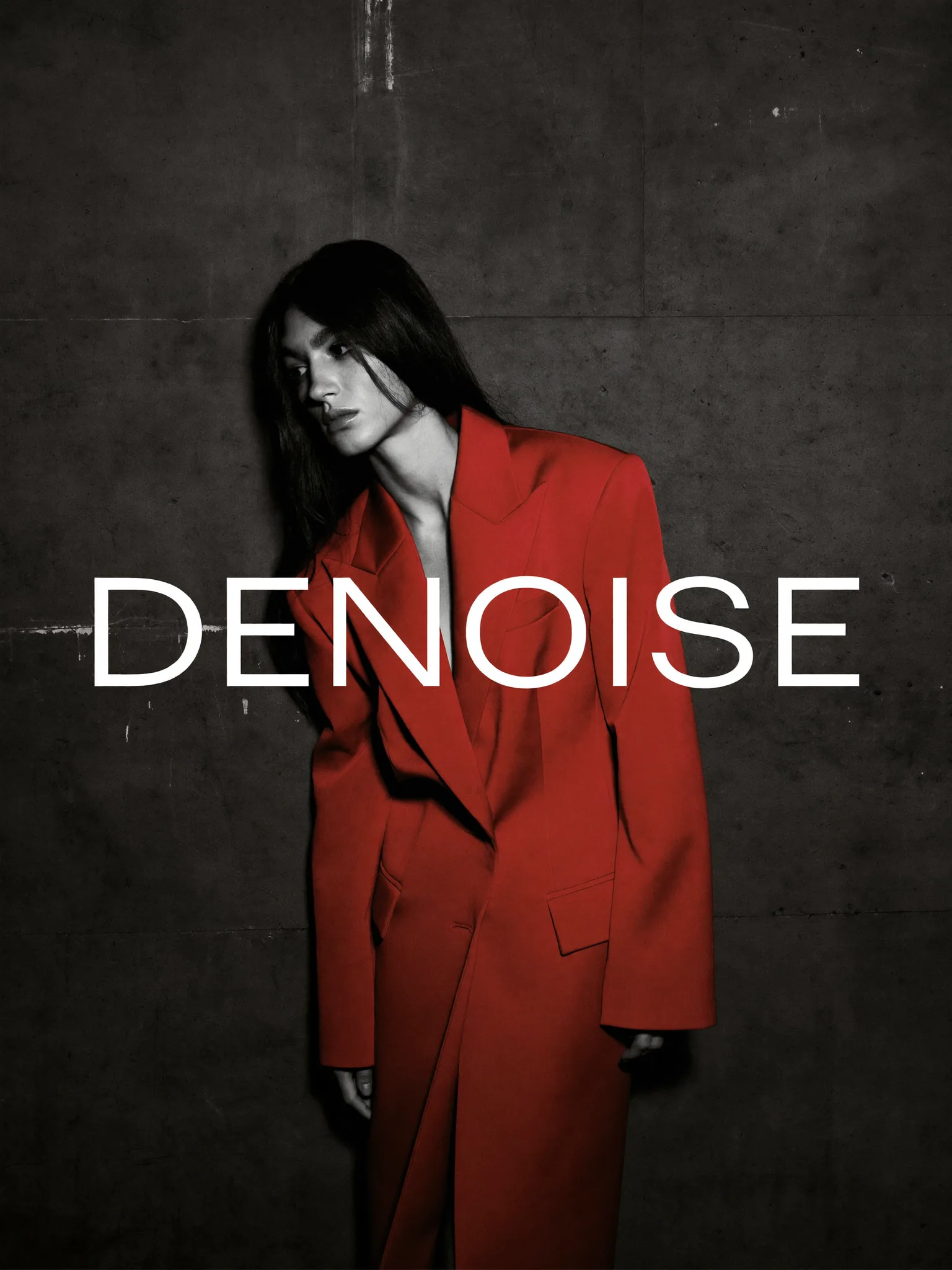 Abrigo rojo sobre fondo monocromo con el wordmark DENOISE